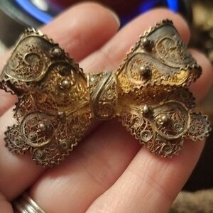Elegant Gold Filigree Bow Brooch